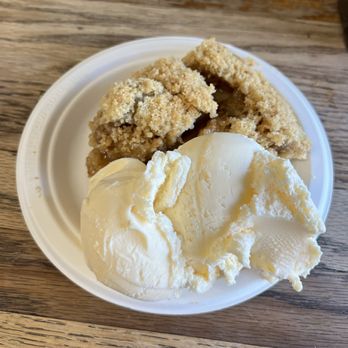 Gizdich Ranch - dutch apple pie slice, with vanilla ice cream (a la mode) - Bakeries Near Me - Watsonville, California Gizdich Ranch - dutch apple pie slice, with vanilla ice cream (a la mode) - Bakeries Near Me - Watsonville, California