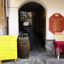Caffè Alberto - Il gustoso menù e qualche bottiglia per ricordare l'ottima possibilità di scelta