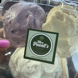 We tried original cinnamon roll, orange  roll and huckleberry roll