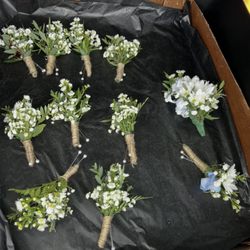 The men's boutonnieres