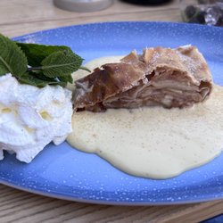 Hans Im Glück - Apple strudel with heavy cream