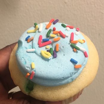 Molly's Cupcakes - Cake Batter: confetti sprinkles on top with a cake batter center filling - Cupcakes Near Me - Chicago, Illinois Molly's Cupcakes - Cake Batter: confetti sprinkles on top with a cake batter center filling - Cupcakes Near Me - Chicago, Illinois