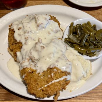 Cheddar's Scratch Kitchen - Chicken Fried Steak on Texas Toast , Mashed Potatoes , both with White Gravy , and Green Beans - Comfort Food Near Me - Yukon, Oklahoma