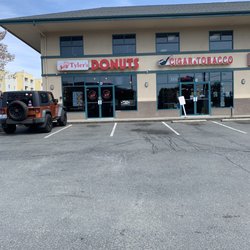 Tyler's Donut House - Strone front and entrance.
