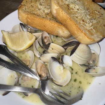 West End Bar & Grill - Clams appetizer with garlic bread - American Near Me - Cambria, California West End Bar & Grill - Clams appetizer with garlic bread - American Near Me - Cambria, California