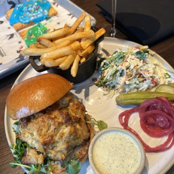 Yardbird - 1/4 LB Jumbo Lump Blue Crab Cake Sandwich - New American Near Me - Washington, DC, District of Columbia