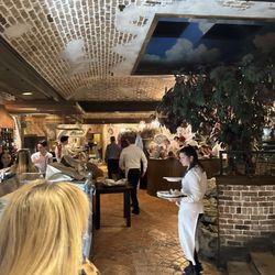 Scarolies Pasta Emporium - Saturday night and it loud and crowded