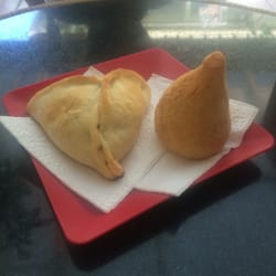 Esfirra de carne e coxinha de frango.