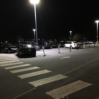 Seasons 52 - Empty Valet lot while the rest of the lot has NO SPACES. This isn't South Beach guys... - New American Near Me - Bridgewater, New Jersey