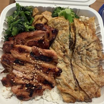 Midtown Eats - Mixed Plate from Sadie's - Food Court Near Me - Honolulu, Hawaii