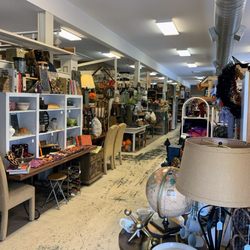 La Bottega Vintage Market - View of indoors