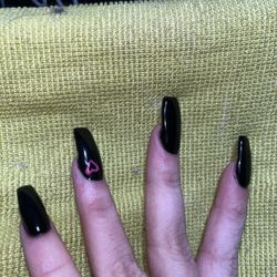 Salon De Nails - Uneven acrylic laid and horrendous design