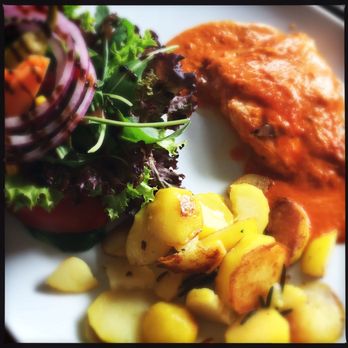 Ciao Mamma! - Salmon Aurora with potatoes and salad - Italian Near Me - Hamburg, HH Ciao Mamma! - Salmon Aurora with potatoes and salad - Italian Near Me - Hamburg, HH