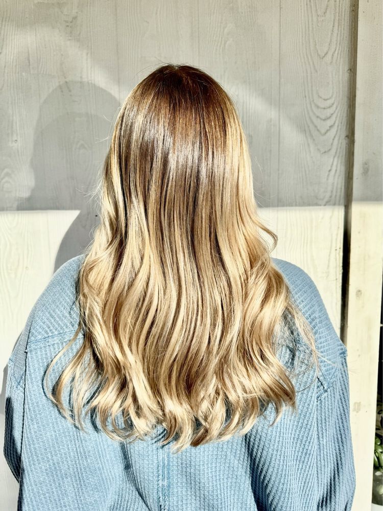 Lola's Hair Salon Logo