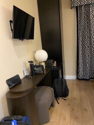 The Crescent Hotel Beverly Hills, Sonder by null