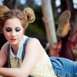 MakeMeUp by Yola - In a Playground. Charlotte's makeup is really colorful almost rainbow-like. Blue eyeshadow, two toned lip color - pink and