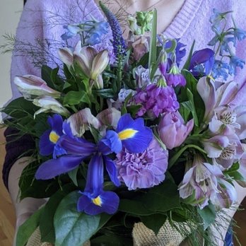 Flowers For Dreams - Large Peri Bouquet in signature vase jar - Florists Near Me - Chicago, Illinois