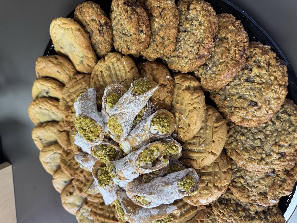 Pazzo's Market And Deli Logo