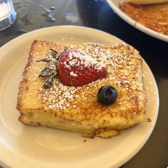 Sweet E's Cafe - Side of French toast blueberry - Cafes Near Me - Honolulu, Hawaii Sweet E's Cafe - Side of French toast blueberry - Cafes Near Me - Honolulu, Hawaii