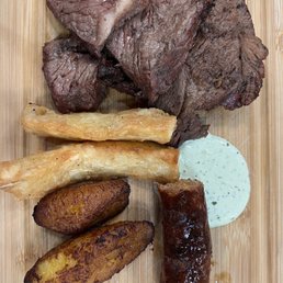 Parrilla, morcilla, yuca y plátanos