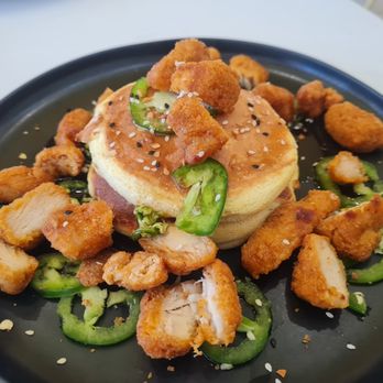 Fluffy Fluffy Dessert Cafe - the Jalapeños Maple fried chicken fluffy pancake - Breakfast & Brunch Near Me - Doral, Florida