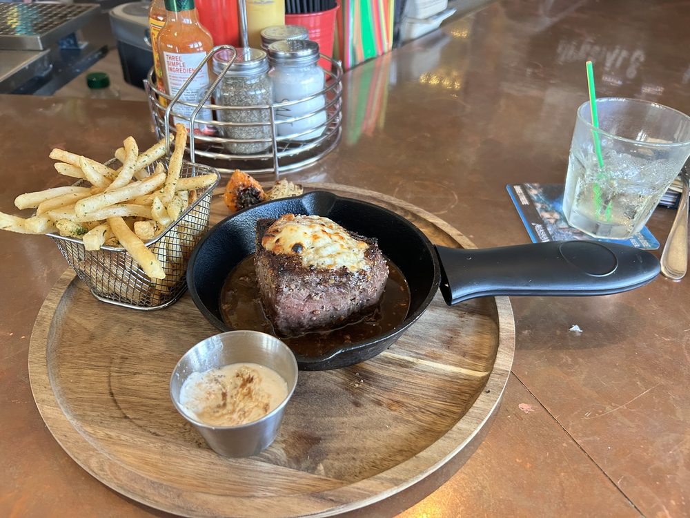 Louie's Douglas Inn
