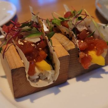 Earls Kitchen + Bar - sushi taco - Canadian (New) Near Me - Burnaby, British Columbia