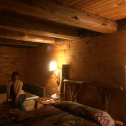 Log Cabin Motel - Amazing Ceiling! And the jacuzzi tub is right next to the bed.