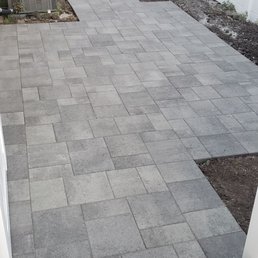 Side yard; Belgard Catalina Stone, Rio (grey) Side yard; Belgard Catalina Stone, Rio (grey)