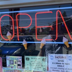 Frosty Freez - A lottttt of signage.