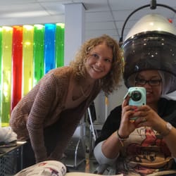 J & A Kappers - Blonde meisjes met fijn krullend haar verlaten deze kapperszaak ook met een grote smile