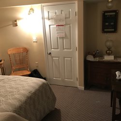 The PEAK Sunset B&B - Fremont Room from bathroom