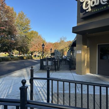 Olive Garden Italian Restaurant - Entrance - Italian Near Me - Williamsburg, Virginia
