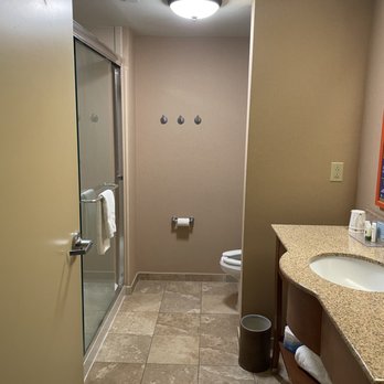 Hampton Inn Springfield South Enfield - Standard bathroom - Hotels Near Me - Enfield, Connecticut