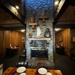 Cattlemens Steakhouse - Nice fireplace