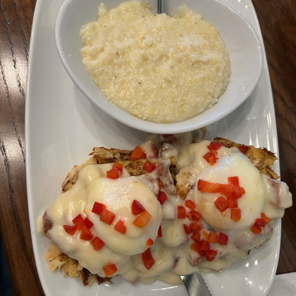 Crab cake benedict with grits Crab cake benedict with grits