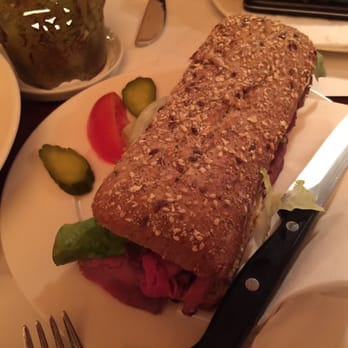 C und M Cafe Restaurant - Roast beef sandwich - Coffee & Tea Near Me - Grindelwald, BE