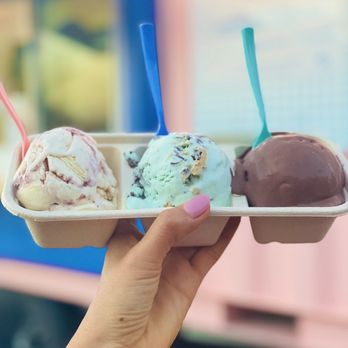 Besame - a hand holding a container of ice cream - Desserts Near Me - Austin, Texas Besame - a hand holding a container of ice cream - Desserts Near Me - Austin, Texas