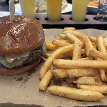 32 Brews Street - En Fuego Burger and fries - Breweries Near Me - Elk Grove, California