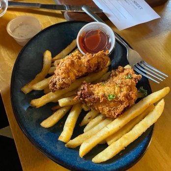 Ashton Creek Vineyard - Buttermilk Fried Chicken with Fries - Wine Tasting Room Near Me - Chester, Virginia