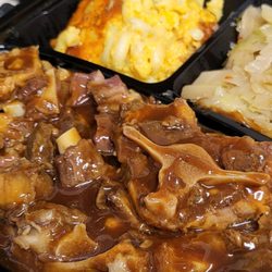 EllaRay's Cafe - Oxtail platter with cabbage and mac&cheese