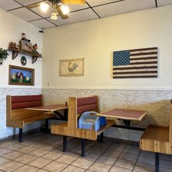 Hen House Bar-B-Q - Interior eating area