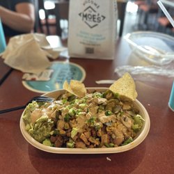 Salad with adobo chicken and guacamole