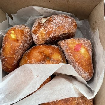 Leonard's Bakery - Cinnamon sugar, macadamia, guava, li hing, lilikoi, and haupia - Bakeries Near Me - Honolulu, Hawaii Leonard's Bakery - Cinnamon sugar, macadamia, guava, li hing, lilikoi, and haupia - Bakeries Near Me - Honolulu, Hawaii