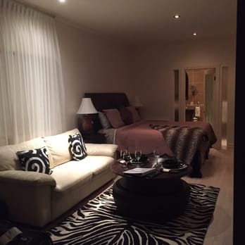 Hotel Kutuma - Love our spacious room. - Hotels Near Me - Montreal, Quebec