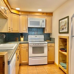 Manzano Mountain Retreat & Apple Ranch - Pond house kitchen