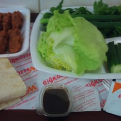 Çiğköftem - "Portion"; 10 Cigköfte, 2x Fladenbrot, 1 Gemüseteller, 1x Soße