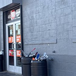 Autozone - Overflowing trash
