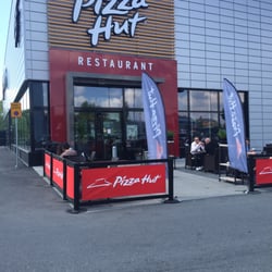 Pizza Hut - Outside seating area