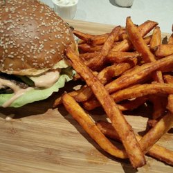 Burger Bro - Avocado-Burger mit Süßkartoffel Pommes